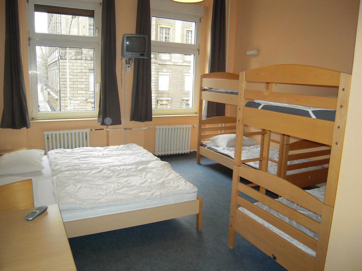 Happy Go Lucky Hotel + Hostel Schoneberg Берлин Экстерьер фото