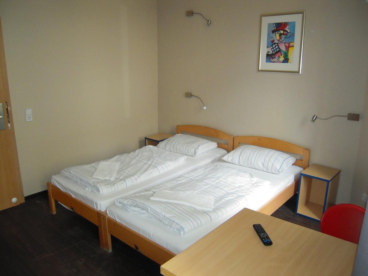 Happy Go Lucky Hotel + Hostel Schoneberg Берлин Экстерьер фото