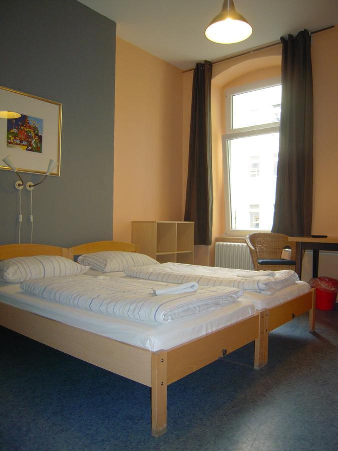 Happy Go Lucky Hotel + Hostel Schoneberg Берлин Экстерьер фото