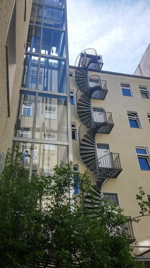 Happy Go Lucky Hotel + Hostel Schoneberg Берлин Экстерьер фото