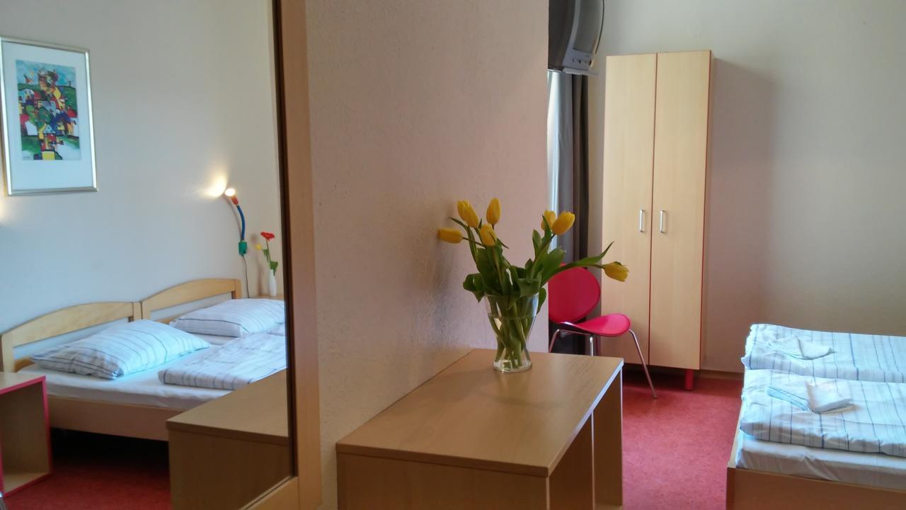 Happy Go Lucky Hotel + Hostel Schoneberg Берлин Экстерьер фото