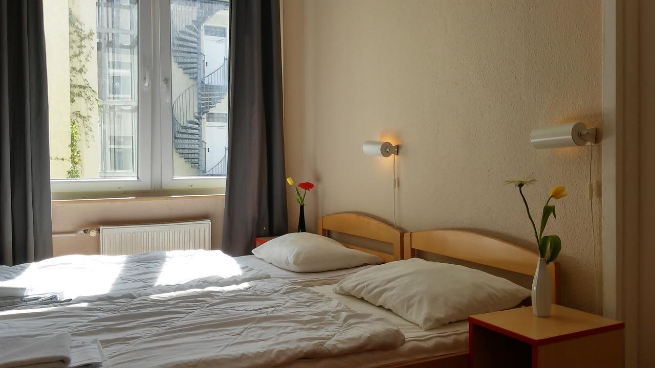 Happy Go Lucky Hotel + Hostel Schoneberg Берлин Экстерьер фото